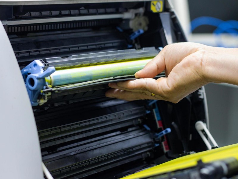Toner za tiskalnik vsebuje magnetni prah